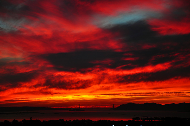 Dramatic Sunset over the Golden Gate Bridge. Photo: http://www.joelthaiphotography.com