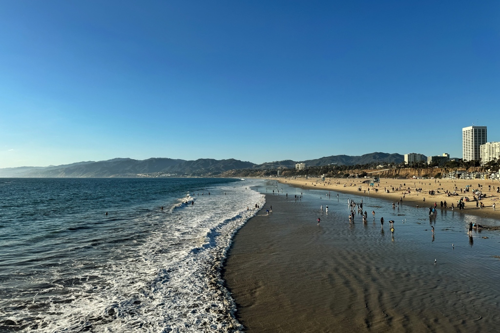 A photo of the beach shore where the ocean meets it.